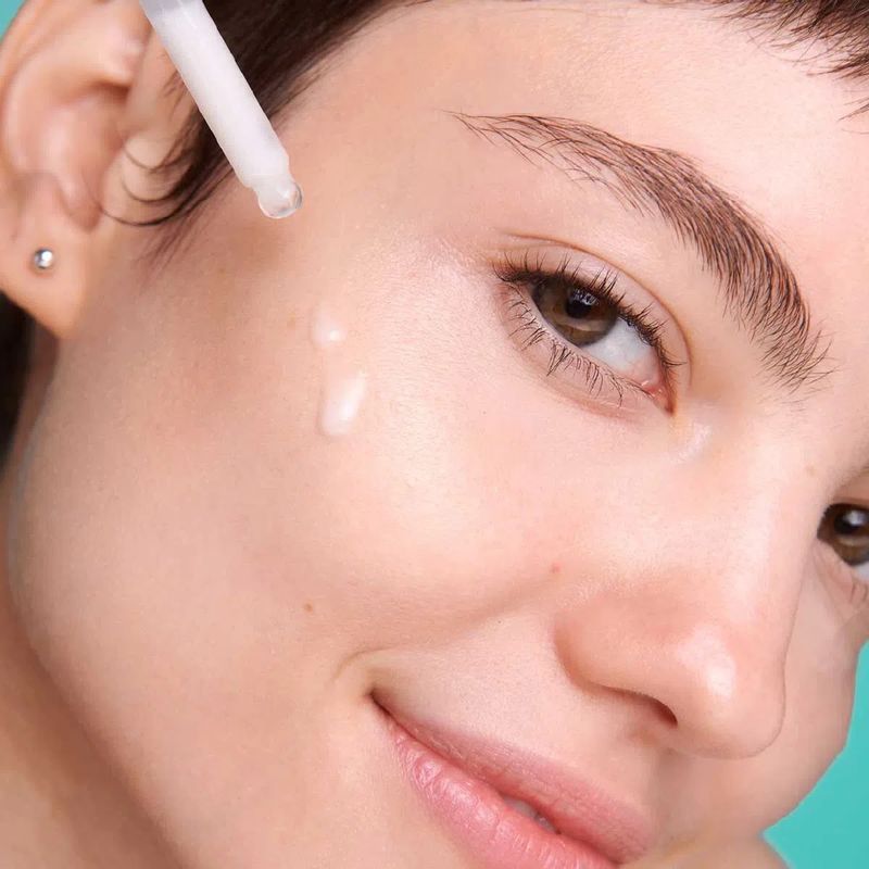 Mujer-aplicandose-el-serum-facial-para-mantener-una-piel-hidratada