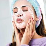 Como-aplicar-la-mascarilla-facial-de-tela-hidratante-Skin-First