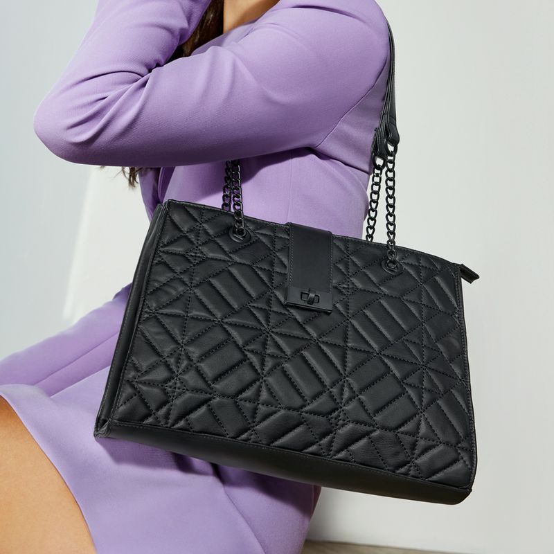 El-Bolso-Erica-es-de-estilo-Fancy-en-color-negro-viene-con-textura-quilted-y-broche-frontal.