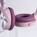 Audifonos-inalambricos-para-mujer-con-vincha-que-se-conectan-a-por-medio-de-bluetooth.-