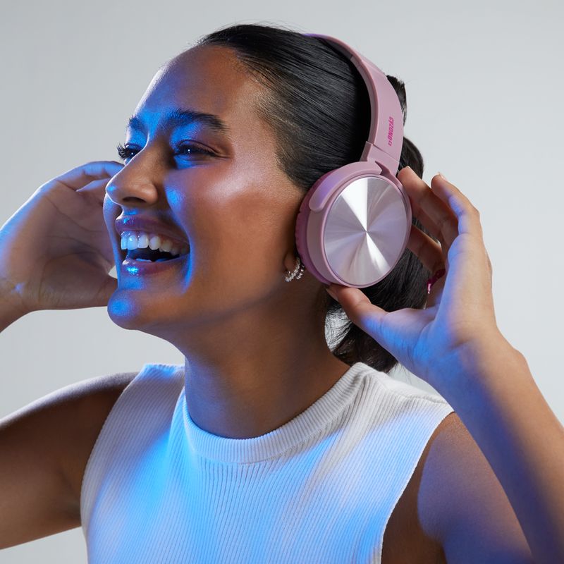 Audifonos-inalambricos-para-mujer-con-vincha-que-se-conectan-a-por-medio-de-bluetooth.-