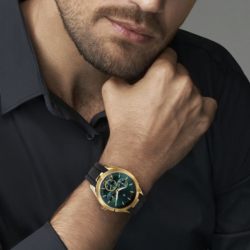 modelo-hombre-con-reloj