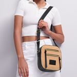 Morral-para-mujer-en-material-tipo-PVC-color-beige-con-distintos-compartimentos-y-amplia-capacidad