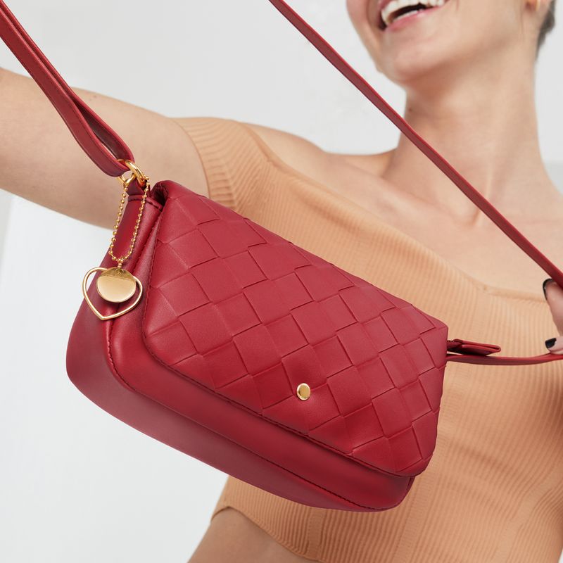 Mini-bolso-para-mujer-de-estilo-fancy-en-material-tipo-cuero-en-color-rojo-distintos-compartimentos