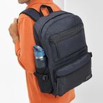 Mochila-para-hombre-de-color-azul-con-negro-de-estilo-casual-en-tela-poliester.