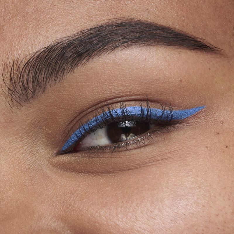 Como-hacer-un-delineado-cat-eye-con-eldelineador-liquido-Line-4-Ever-CyPlay