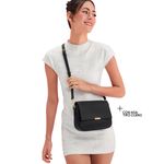 Bolso-para-mujer-negro-en-material-tipo-cuero-con-asas-intercambiables-y-bolsillo-posterior.-