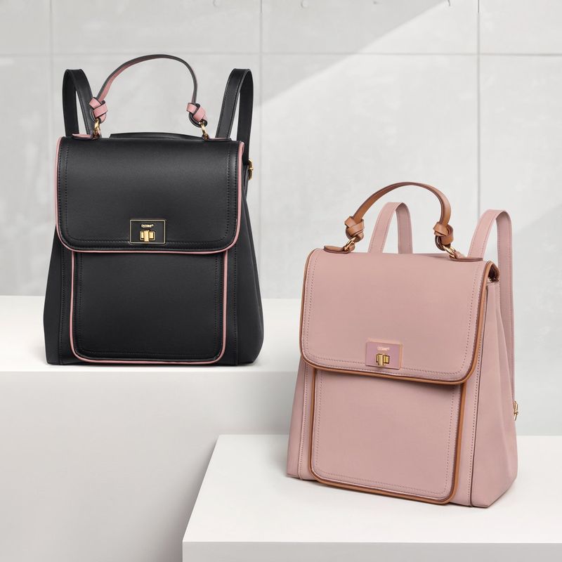 Mochila-para-mujer-Estela-en-material-tipo-cuero-y-gamuza-de-color-negro-amplios-compartimientos.